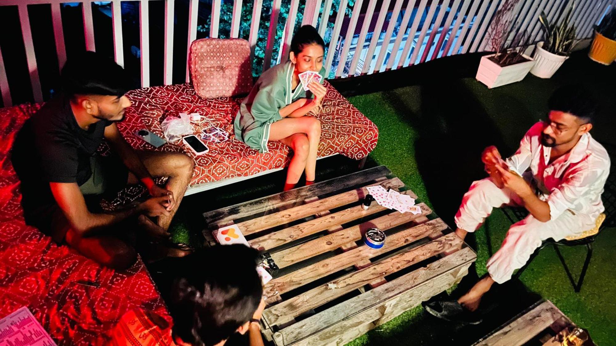 Madpackers Rishikesh Laxman Jhula Hostel Bagian luar foto