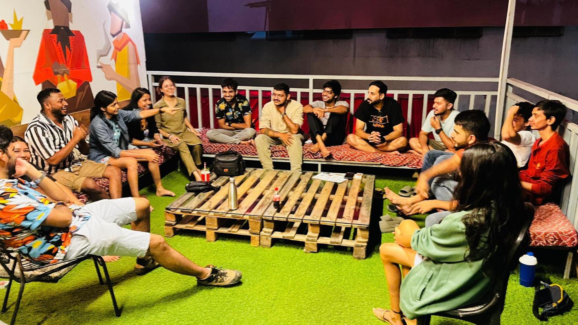 Madpackers Rishikesh Laxman Jhula Hostel Bagian luar foto
