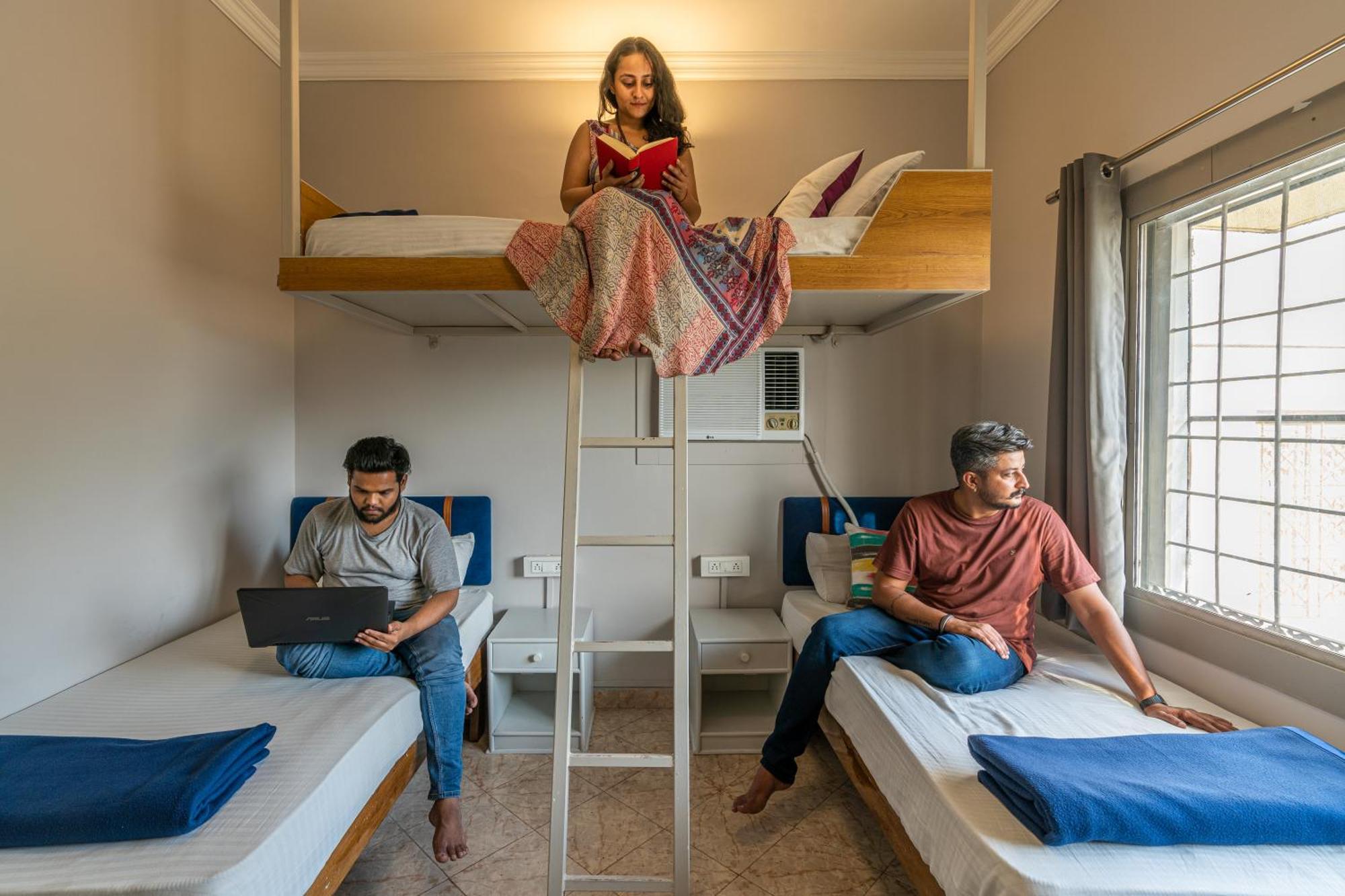 Madpackers Rishikesh Laxman Jhula Hostel Bagian luar foto